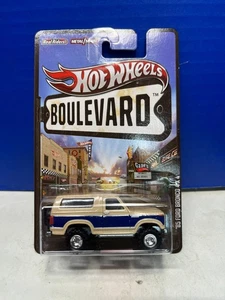 1/64 HOT WHEELS BOULEVARD REAL RIDERS 1985 FORD BRONCO 4X4 BEIGE AND BLUE - Picture 1 of 2