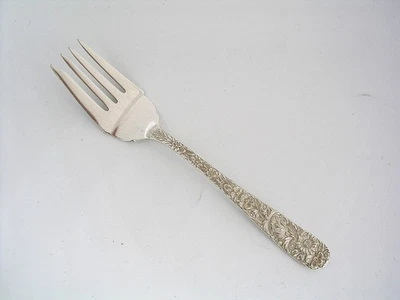 Tenedor de ensalada vintage S. KIRK & SON de plata de ley REPOSSE - 6 1/4" - sin mono Foto 1 de 4