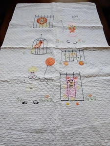 VTG Nursery Quilt Baby Child White Stitched appliqué Embroidery Zoo 36" x 54" - Imagen 1 de 12