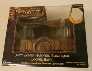 Disney Pirati dei Caraibi Davy Jones Haunted Treasure scrigno armadietto panca nuovo con scatola - Foto 1 di 14