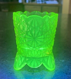 Boyd Glass Daisy Button Toothpick Ring Holder 1998-03 Vaseline GLOWS - Picture 1 of 4