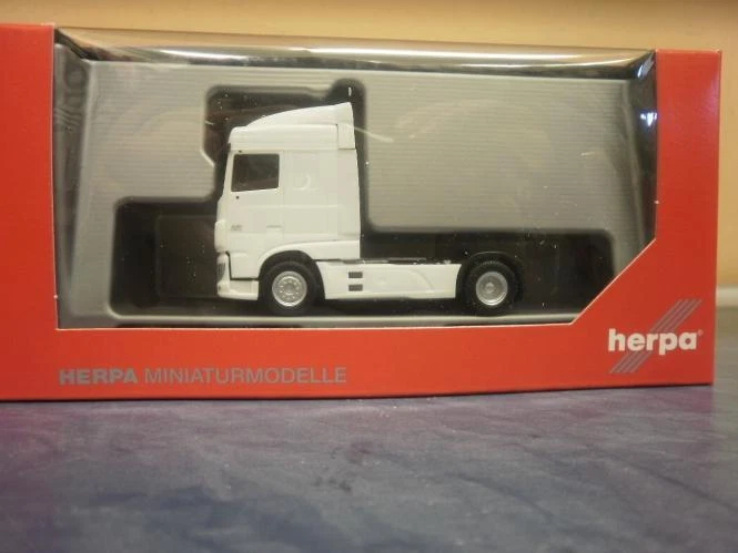 Herpa LKW DAF 106 XF Aerop. SC SZM weiß 305884 - Bild 1 von 1