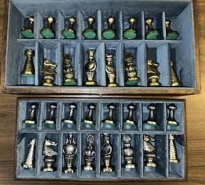 Vintage Schachfiguren aus Gold/Silberguss aus Metall mit gefilzter Holzbox. 26 Gesamt. Italien - Bild 1 von 17