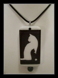 TWO CATS IN ONE ILLUSION - BEAUTIFUL BLACK AND WHITE CAT PENDANT, CORD AND BOX - Picture 1 of 5