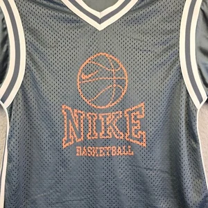 Maglia vintage Nike basket bambino taglia 10/12 o 14/16 maglia grigia anni '90 Y2K - Foto 1 di 10