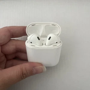 Apple AirPods 2ème génération avec étui de charge - Airpod droit plus silencieux - Photo 1 sur 5