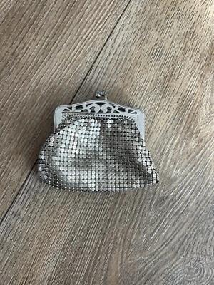 Hermoso monedero vintage Whiting & Davis malla plateada cerradura de beso Foto 1 de 4