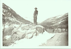 Fotografía vintage de hombre de pie en las montañas de Colorado - Imagen 1 de 2