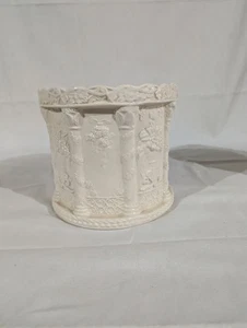 Verzierter geprägter cremefarbener Keramik-Übertopf. Ca. 6,5 Zoll x 7 Zoll - Bild 1 von 5