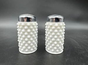 Juego de coctelera de sal y pimienta Hobnail de vidrio de leche vintage con tapas originales - 3" de alto - Imagen 1 de 10