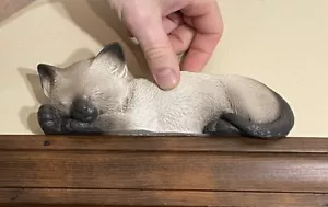 Young Concepts Door Topper Sculpture Hand Made Resin, Sleeping Siamese Cat Kitte - Picture 1 of 6