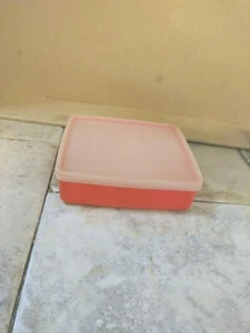 TUPPERWARE RED SANDWICH CONTAINER 670 - Picture 1 of 3