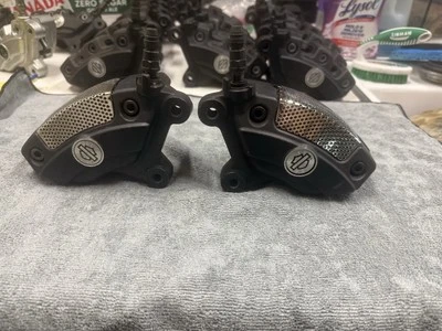 Pinzas Harley Brembo Touring Road Street Ultra Glide 2008-23 con parrillas cromadas Foto 1 de 4