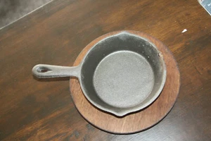 Vintage Tomlinson Gusseisen Pfanne 4" OAL 6" mit Holzsockel - Bild 1 von 3