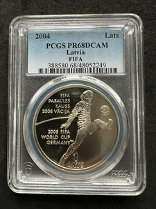 Letonia Lats 2004 plata ----Copa Mundial de la FIFA ---- PCGS PR 68 DCAM---- - Imagen 1 de 2