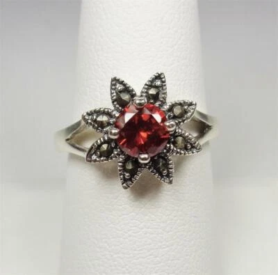 ANILLO ISLA PLATA ESTERLINA FLOR CON PIEDRA GRANATE CIRCONITA Y MARCASITAS TALLA 7 8 9 Foto 1 de 4