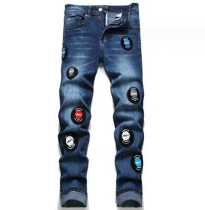 Jeans uomo blu scuro decorazione distintivo gamba dritta elasticizzata denim pantaloni punk - Foto 1 di 10