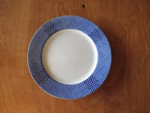 Plato de ensalada RAFIA 7 7/8" azul línea ondulada borde 1 ea 1 disponible - Imagen 1 de 7