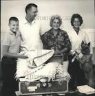 1964 Presse Spokane indischer Baseballmanager, Danny Ozark, mit seiner Familie