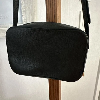 Сумка через плечо для фотоаппарата Cuyana черная шагреневая кожа итальянское мастерство - Изображение 1 из 4