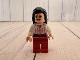 Lego # 7195 ~ Indiana Jones ~ Marion Ravenwood Minifigure Red Outfit (iaj036)