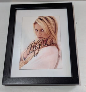 Charlize Theron Signed Autographed 4x6 Framed Photo with COA - Foto 1 di 4