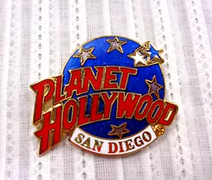 Spilla risvolto smaltato Planet Hollywood San Diego globo stelle viaggio souvenir - Foto 1 di 2