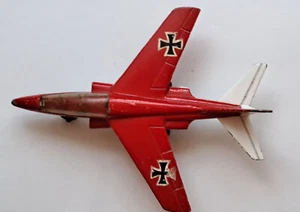 ALPHA-JET Düsenjäger Jagdbomber 2-strahlig rot/weiß Matchbox 11 cm lang - Bild 1 von 5