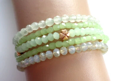 5 Armbänder Modeschmuck unechte Perlen grün + weiss  + Kleeblatt + Box Am23 - Bild 1 von 4