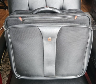NUEVO CON ETIQUETAS WENGER PATRIOT RODANTE 1 PIEZA BOLSA DE NEGOCIOS SIN BOLSA PARA COMPUTADORA PORTÁTIL ENVÍO Y DEVOLUCIÓN GRATUITOS Foto 1 de 4