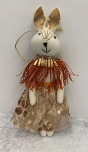 Adorno de conejo de Navidad Wondershop con vestido de lentejuelas y flecos - Imagen 1 de 1