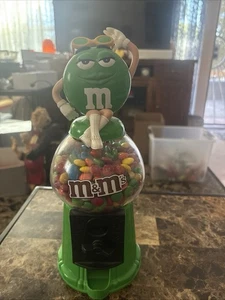 M&Ms 2008 grün Süßigkeiten Spender Bank freche Sonnenbrille & weiße Stiefel ohne Karton NEU - Bild 1 von 7
