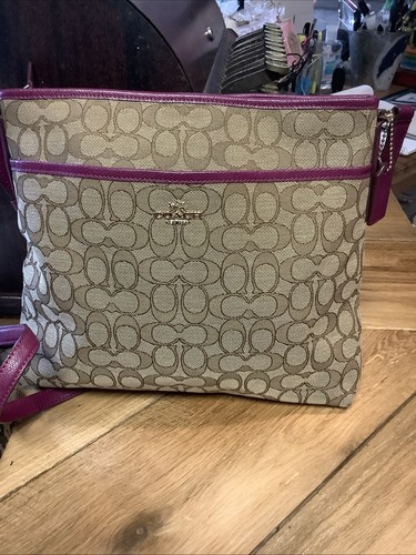 Borsa a tracolla Coach Signature rivestita in tela beige viola usata