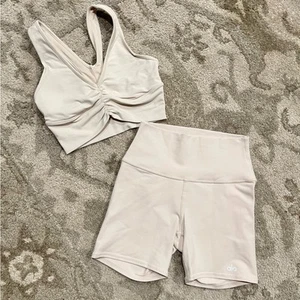 Alo Yoga | SET! Wild Thing Bra + 5" Airbrush High-Waist Biker Short Ivory 2/4 - Foto 1 di 5