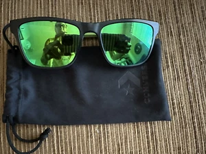 Schöne Converse Malden Sonnenbrille schwarz mit grünen verspiegelten Gläsern Unisex - Bild 1 von 5