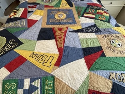 Pottery Barn Kids Twin Athletic Sports College 拼布被子 ~ 68 英寸 X 86 英寸 ~ — 第 1/4 张图片