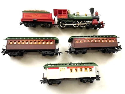 Tyco/ Mantua HO 4-6-0 Atchinson Topeka & Santa Fe Locomotive & Passenger Car Set - Image 1 of 4