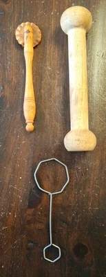 VINTAGE WOODEN PIE CRUST CRIMPER & TART PRESS & METAL EGG HOLDER KITCHEN TOOLS - Image 1 of 4