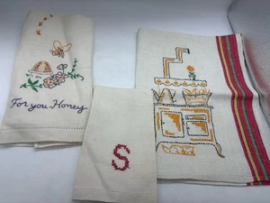 Vintage 1940s Hand Embroidered Tea Towels Lot Of 3 Assorted (t) - Picture 1 of 4