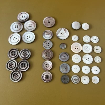 Lote 38 Botones Grandes Antiguos Ahumados Madreperla Concha Conjunto De Colección Gris Blanco Foto 1 de 4