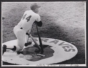 1970 HANK AARON On Deck for 3000th Hit UNIQUE Vintage Baseball Photo - Picture 1 of 2