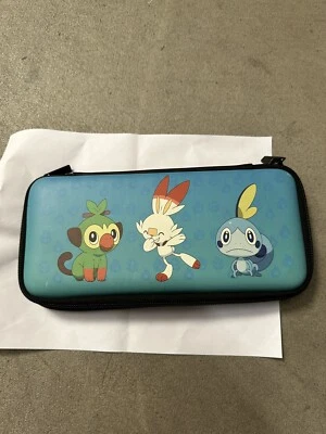 NUEVO Hori Oficial Nintendo Switch Pokémon Espada y Escudo Estuche Rígido Azul/Rojo Foto 1 de 4