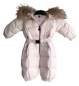 Moncler - Baby Mädchen Schneeanzug - rosa Daunen wattiert Kapuze - Pelzkragen - 3-6 Monate - Bild 1 von 11