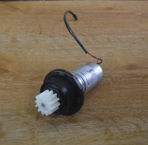 *TESTED* Maytronics Pump/Drive Motor 5521259-1 24V 100RPM Dolphin Pool Robot - Picture 1 of 5