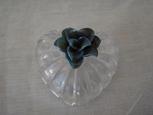 Schmuckschatulle aus geschliffenem Bleikristall in Herzform mit blauer Blume 91522 - Bild 1 von 3