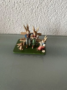 ESCO Hasenpaar mit Hasenkind auf Bank Erzgebirge - Bild 1 von 4