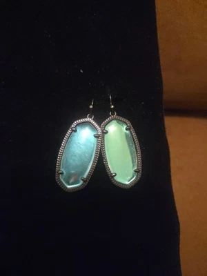 Pendientes colgantes Kendra Scott Elle vidrio dicroico rodio negro Foto 1 de 3