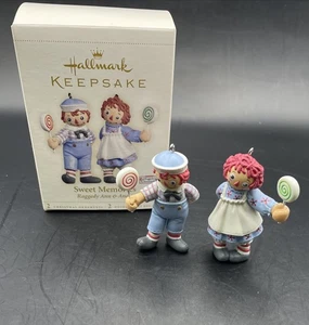 Hallmark Andenken Sweet Memories Raggedy Ann & Andy Weihnachtsschmuck 2006 - Bild 1 von 6