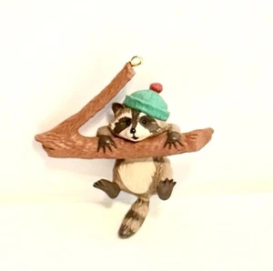 Vintage 1990 Hallmark Keepsake Christmas Ornament HANG IN THERE Raccoon Box - Picture 1 of 7
