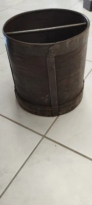 Ancienne mesure à grain  - Art populaire bois et fer forgé - Photo 1/4